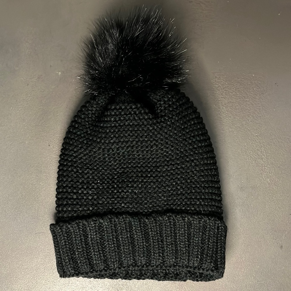 Black beanie hat with faux fur Pom Pom